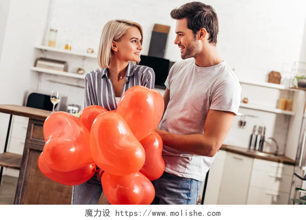 情侣手拿着一束气球幸福婚姻情侣幸福情侣幸福的人日记情人节